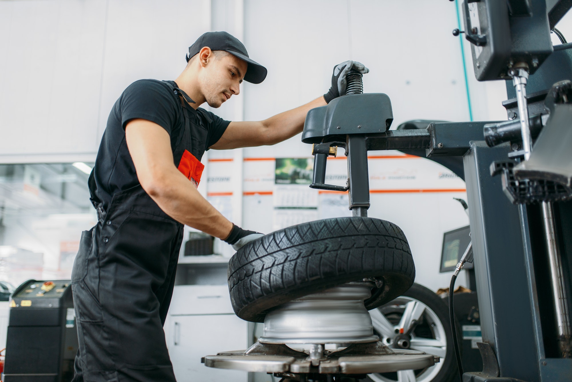 Mechanic change tire, repairing service